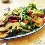 Chancho con champiñones y verduras