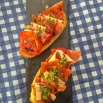 Bruscheta de chorizo, queso y tomate