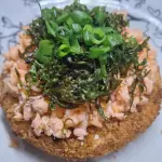 Esfirra de salmão e couve crispys