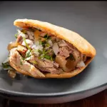 Gordita de Chicharrón con Carnitas