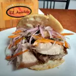 AREPA CON CHICHARRÓN PERUANO