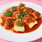 Ravioli de carne ao molho de tomate