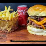 Mega Cheddar Bacon + Fritas + Coca