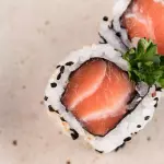 Uramaki + salmão - arroz
