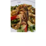 ENSALADA DE TRUCHA AHUMADA Y CALAMARES