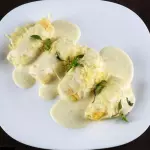 Rondelli de queijo ao molho bechamel
