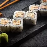 Uramaki de salmão grelhado