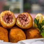 Croquete de mandioca com carne seca