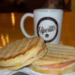 TOSTADO DE LOMITO, CHEDDAR, HUEVO