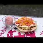 Oblea con fruta y helado