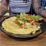 Omelete com salada