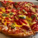 PIZZA DE CHEETOS FLAMIN HOT QUESO