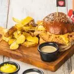 SANDWICH CRISPY CHICKEN + PAPAS