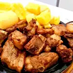COSTELINHA SUÍNA C/ MANDIOCA