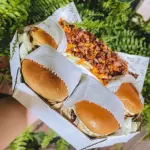 4X BURGES + FRITAS C/ BACON CHEDDAR