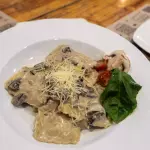RAVIOLON DE CALABAZA AL FUNGHI
