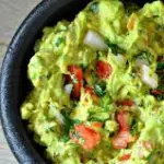 Guacamole com chips de batata doce