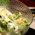 Ensalada César Clásica con Pollo