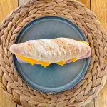 Baguettino con jamón y queso
