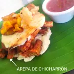 Arepa rellena de chicharrón