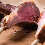 French Rack de cordeiro uruguaio