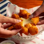Bolinho de batata e queijo provolone
