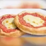 Esfiha de calabresa com queijo