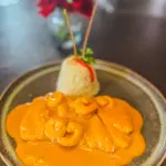 Salmón en salsa de camarones