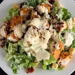 Ensalada César con Pollo y Tocineta