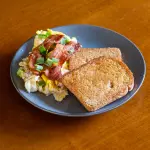 Toast com ovos e bacon