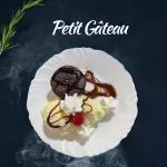 Petit gâteau com sorvete