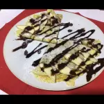 Crepa dulce con frutas y chocolate