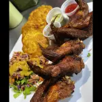 Alitas con fritos