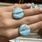 Anillo chapado grande dos piedras