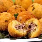 Bolinho de aipim com carne de sol