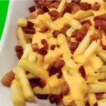 Batata frita com bacon e cheddar