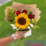 Mini buquê girassol com 3 rosas