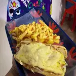 Hot dog con queso fundido