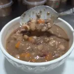 Sopa de feijão com carne moída