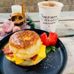 Bisquets con Huevo y Tocino
