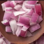 Cebola em cubinhos Pequenos.