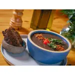 Sopa de feijão com carne desfiada e bacon