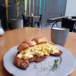 croissant huevo, queso, ciboulette