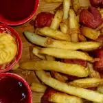 Papas a la francesa con salchicha