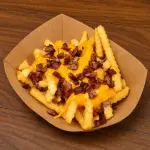 Papas crinkle con cheddar y panceta
