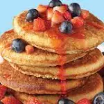 Hotcakes con frutos del bosque