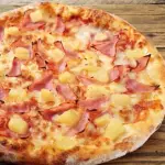 Mini Pizza Frango com Bancon.