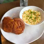 Croissant na chapa + ovos mexidos