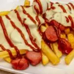Salchipapa gratinada