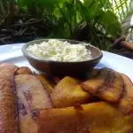 TAJADAS CON QUESO DE RES